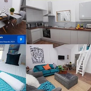 2 Broadhurst Court Sleeps 6, Minutes From Town Centre & Trains Stockport