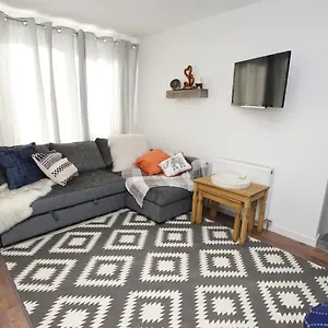 3 Broadhurst Court Sleeps 4 Minutes From Town Centre & Train Stockport