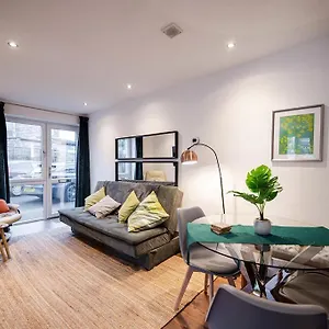 Air Host And - 5 Broadhurst Court Sleeps 6 Minutes From Town Centre Stockport